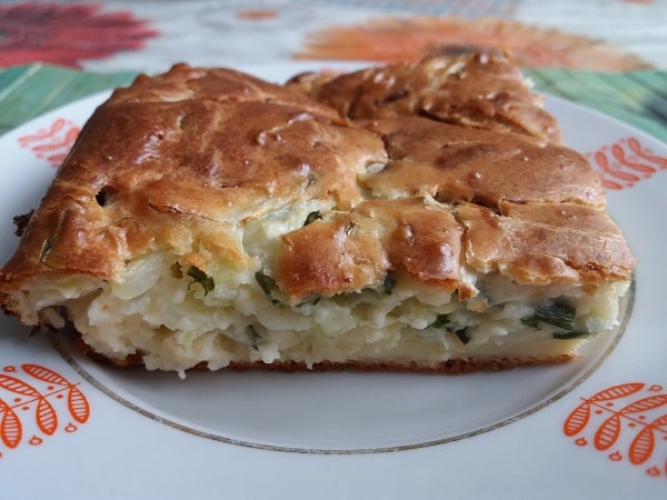 zalivnoj-pirog-s-kapustoj-na-skoruyu-ruku-v-duhovke