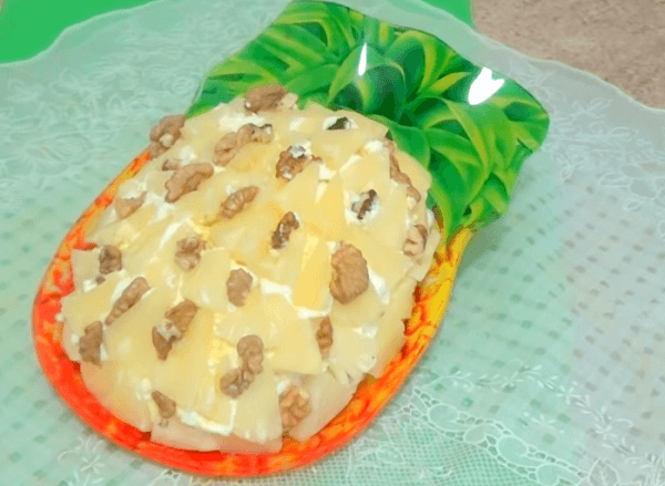 Готовый салат из курицы с черносливом