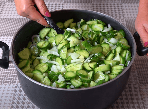 Салат из огурцов на зиму – 5 простых и вкусных рецептов